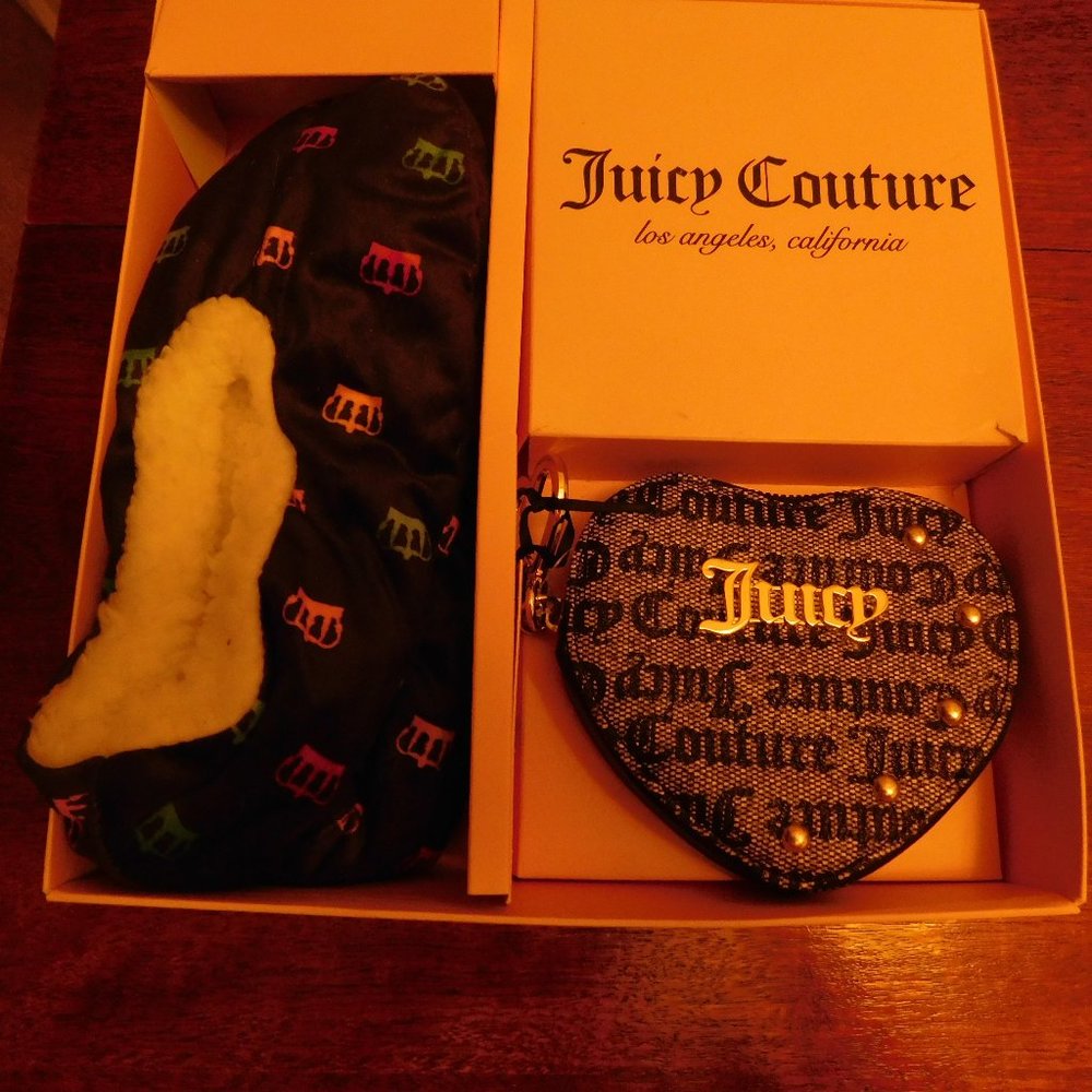 JUICY COUTURE GIFT SET WITH SLIPPERS AND A SMALL HEART SHAPED PURSE